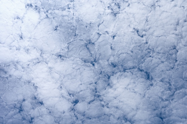 Witte wolkencluster op blauwe hemel