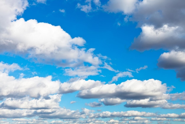 Witte wollen wolken in blauwe lucht