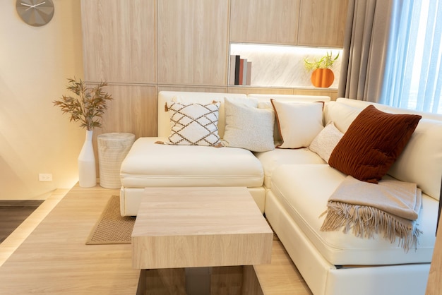 Witte woonkamer met sofa raam van Condominium Luxe en zomer landschap Scandinavisch interieur model interieur livine kamer