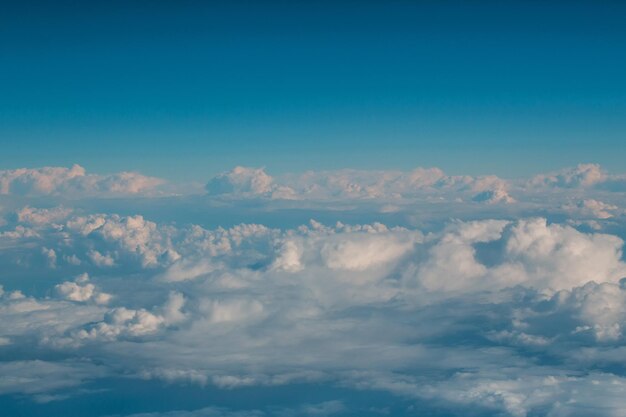 Witte zachte wolken op idyllische blauwe lucht