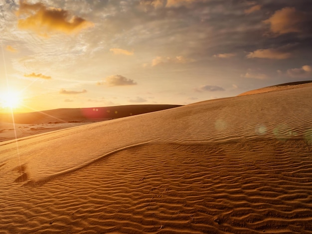 Witte zandduinen bij zonsopgang Mui Ne Vietnam