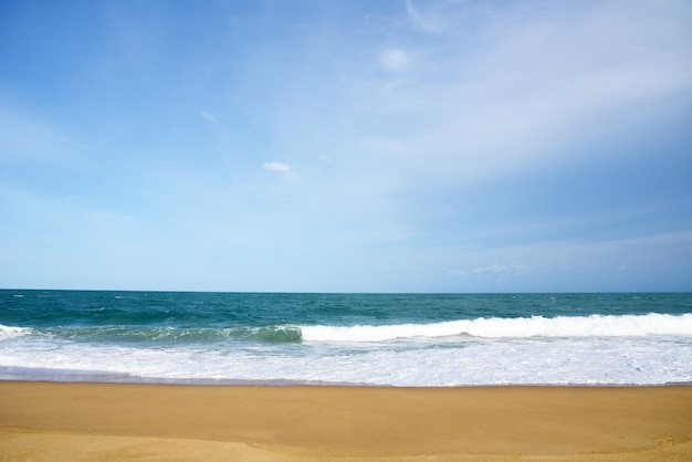 Witte zee Golf en blauwe oceaan met zandstrand Achtergrond in zomervakantie Time of Happi