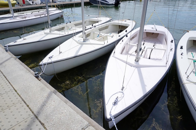 Witte zeilboten afgemeerd in de haven