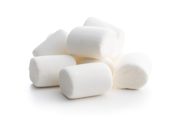 Witte zoete marshmallows snoep geïsoleerd op een witte achtergrond