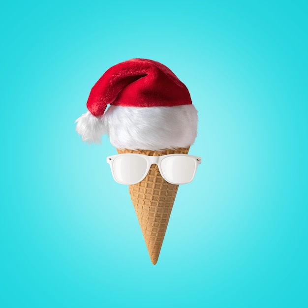 Witte zonnebril en hoed van de kerstman met ijsje