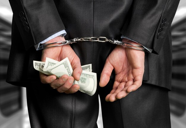 Witteboordencriminaliteit omkopen valutaproblemen handboeien zaken stelen