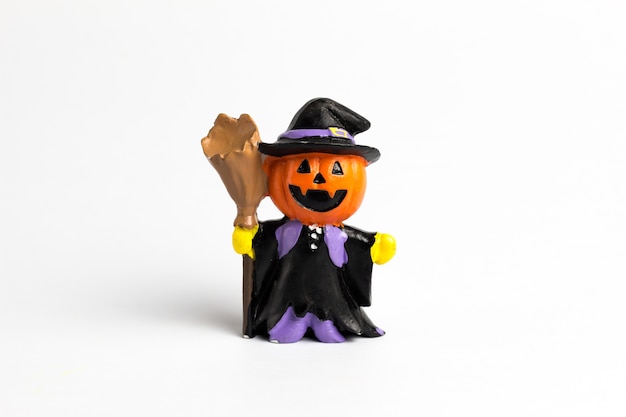 Wizard doll halloween pompoen met een bezem.