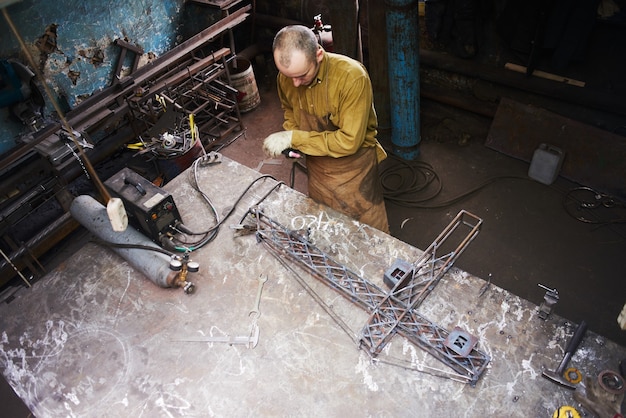 Photo the wizard prepares welding machine to work in the studio