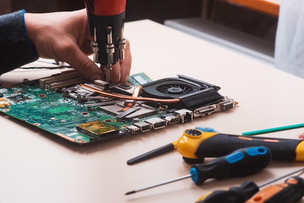 Мастер ремонта ноутбука инструментами и руками
