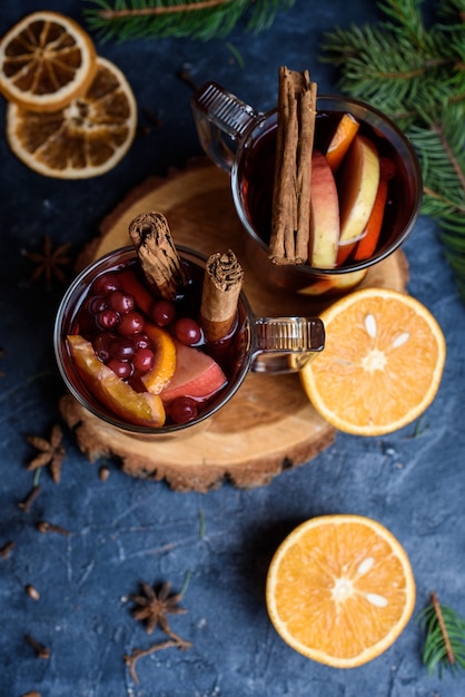 Wo glazen hete rode glühwein versierd met sinaasappel