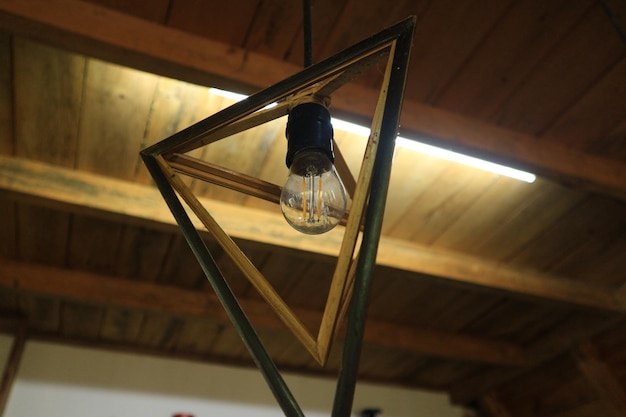 Деревянный треугольный подвесной светильник в кофейне
