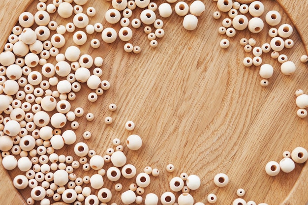 Foto perline di legno per ricamo. materiale naturale artigianale. stile ecologico. copia spazio