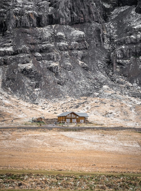 Woden hut onder enorme rots in IJsland