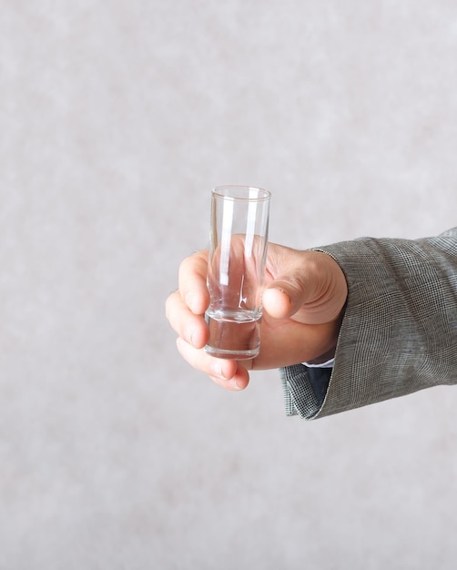 Wodka glas in de hand van een man. Detailopname