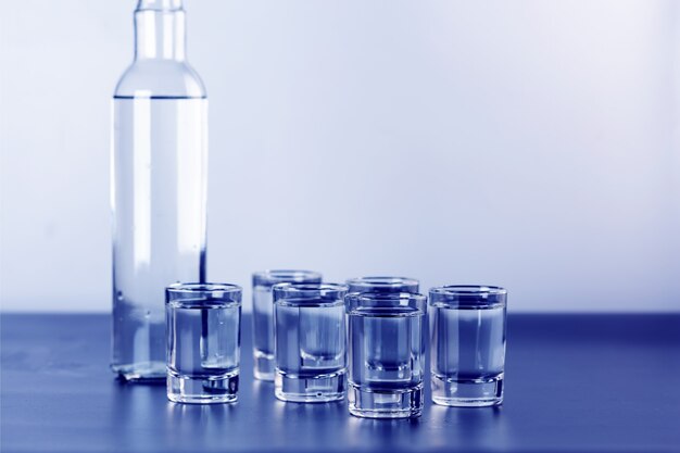 Wodka in fles en shots met kopieerruimte