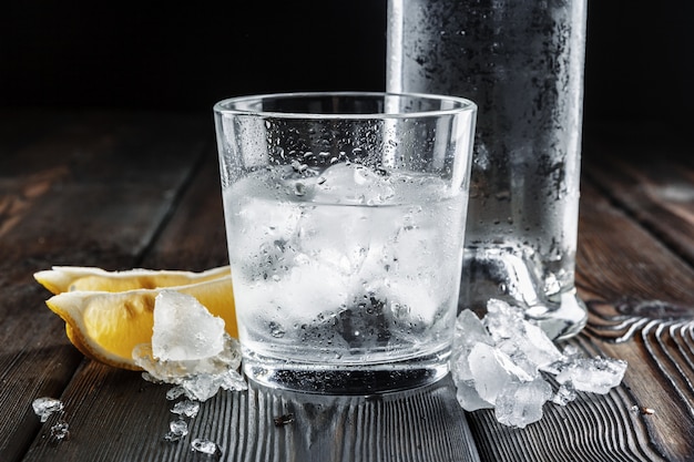 Wodka in geschotene glazen op rustiek hout