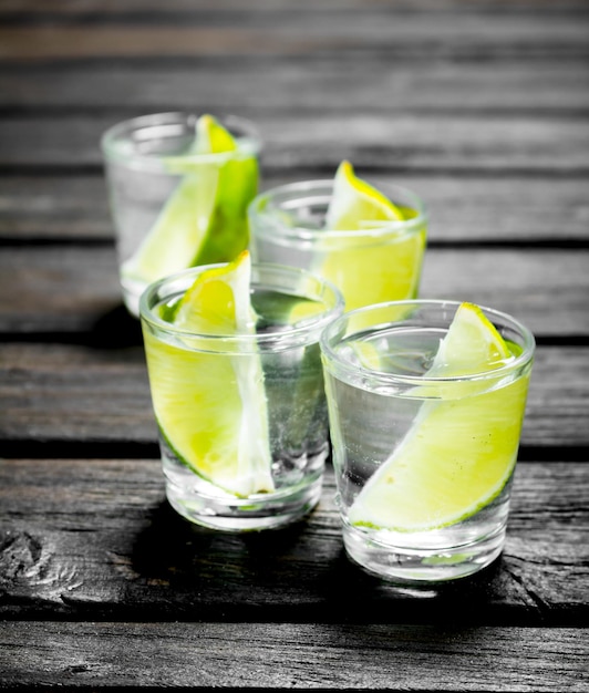 Foto wodka met limoenschijfjes in een borrelglas