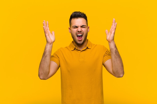 woedend schreeuwend, gestrest en geïrriteerd met de handen in de lucht zeggend waarom ik