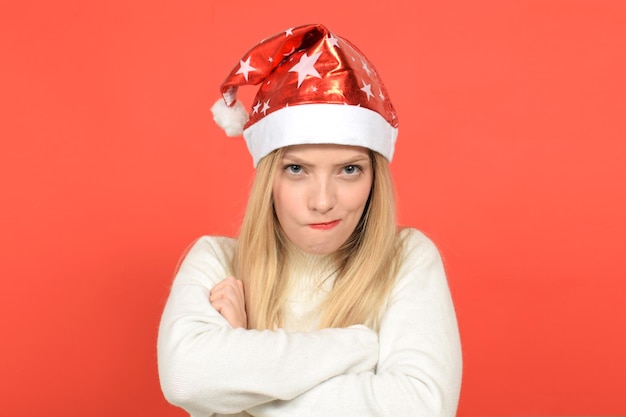 Foto woedende jonge vrouw in een kerstmanhoed