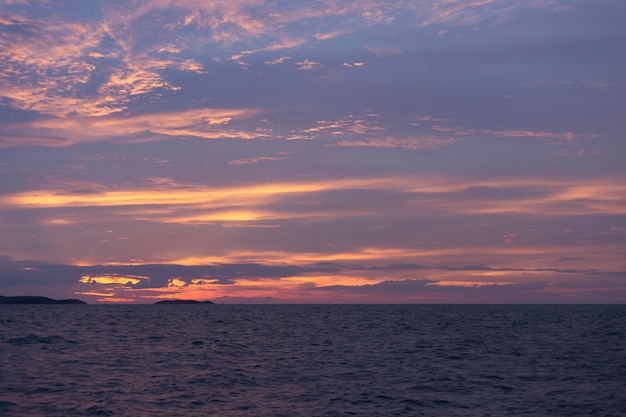 Woedende zee met avondrood achtergrond