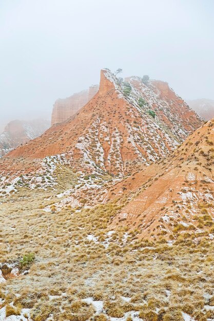 Woestijn met bruine bergen gedeeltelijk bedekt met sneeuw.