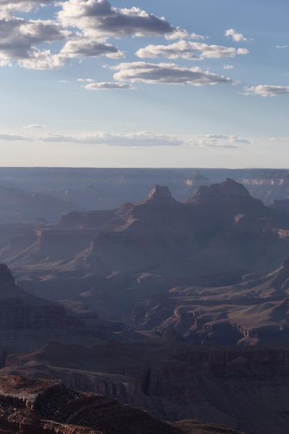 Woestijn rotsachtige berg amerikaans landschap bewolkte zonnige hemel