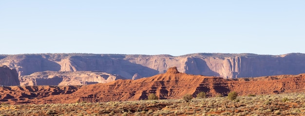 Woestijn rotsachtige berg amerikaans landschap ochtend zonnige zonsopgang hemel