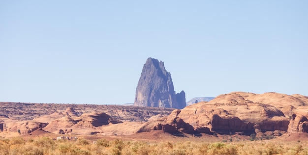 Woestijn rotsachtige berg amerikaans landschap zonnige blauwe hemel dag