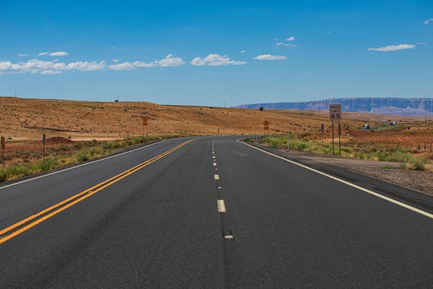 Woestijn snelweg bij zonsondergang reisconcept vs asfalt snelweg weg en lucht zonsondergang wolken landschap amerikaanse roadtrip