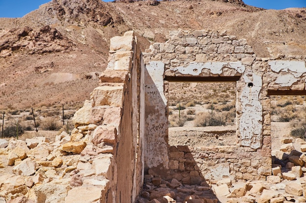 Woestijn verlaten stenen gebouw valt uit elkaar in de spookstad