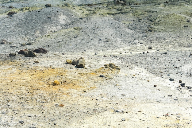 Woestijngrond met veelkleurige afzettingen van mineralen in het gebied van vulkanische gassen in het solfatarische veld