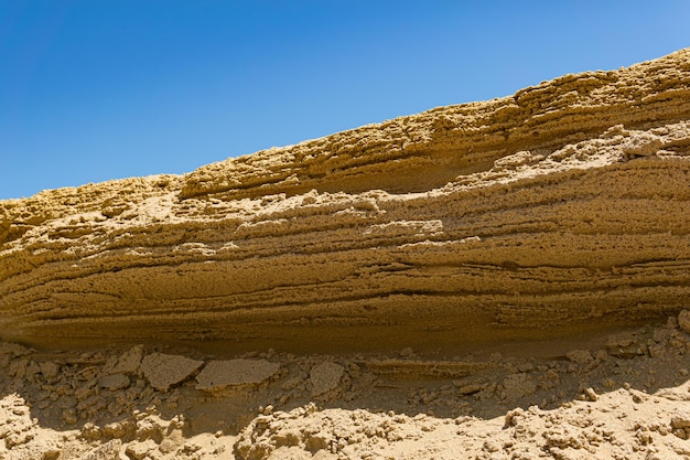 Woestijnlandschap gelaagde zandsteenrots