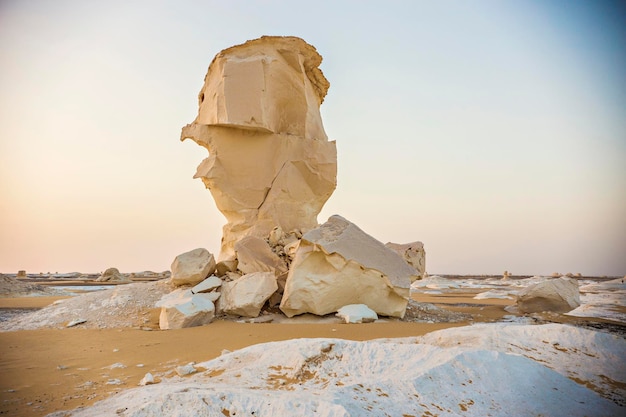 Woestijnlandschap in Egypte. Witte woestijn in Egypte (Farafra). Witte stenen en geel zand.