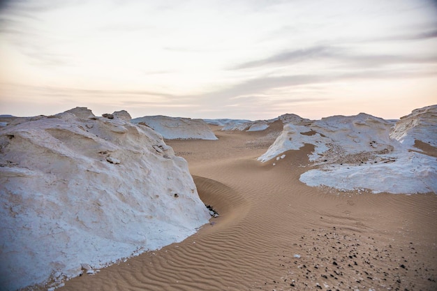 Woestijnlandschap in Egypte. Witte woestijn in Egypte Farafra. Witte stenen en geel zand.