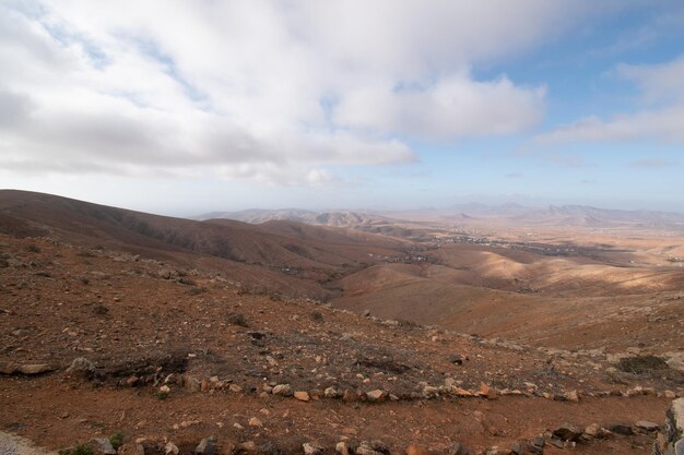 Foto woestijnlandschap met bergen terraine caldera van een oude vulkaan