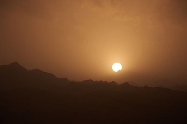 Woestijnlandschap van Sinai Mountains, met een zonsondergang