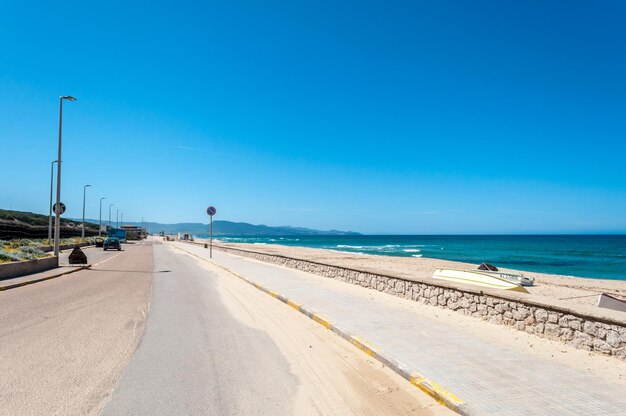 Woestijnweg bij het strand van Sardinië