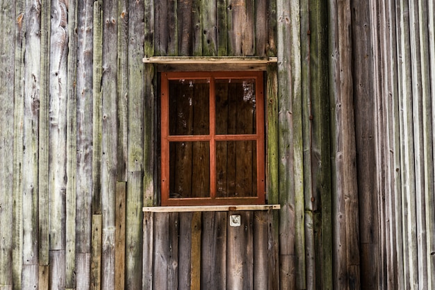Окно на старой деревянной стене