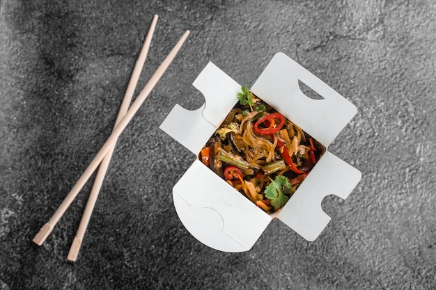 Wok in box spaghetti di riso in contenitore per alimenti nero