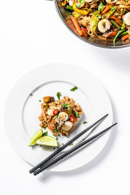 Wok met roerbak Udon noedels, zeevruchten en groenten.