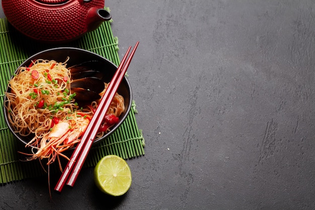 Wok met roergebakken noedels garnalen en groenten