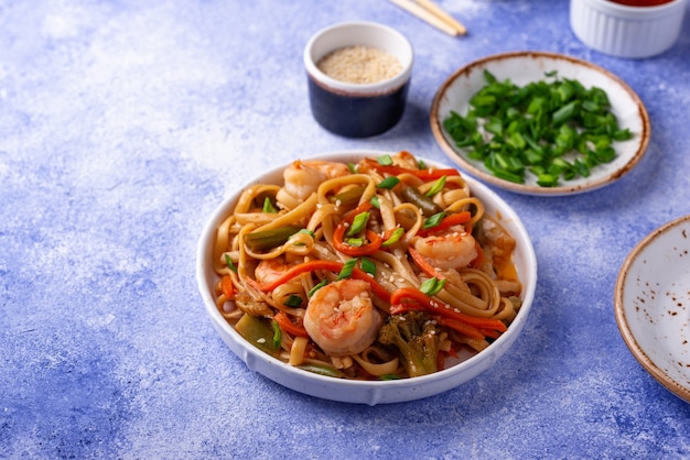 Wok with shrimps and vegetables