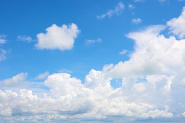 wolk aan de helderblauwe lucht