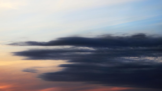 Wolk in de avondlucht