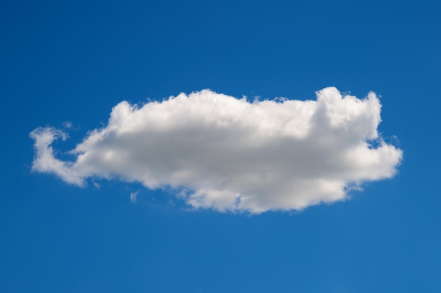 Wolk in de lucht Een cumuluswolk Natuurlijke landschapsachtergrond