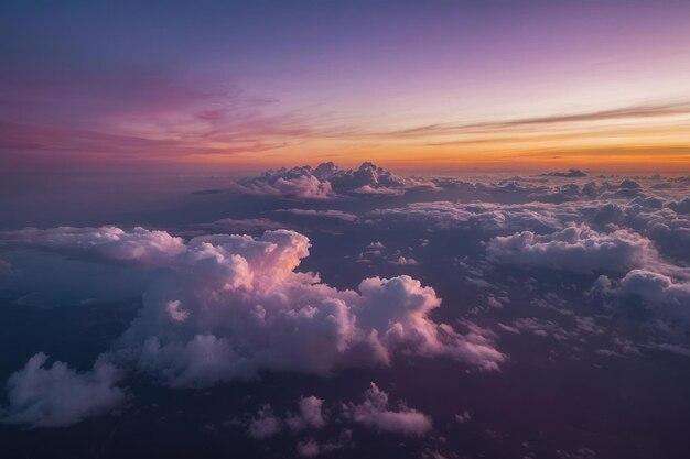 Wolk in paarse lucht bij zonsondergang