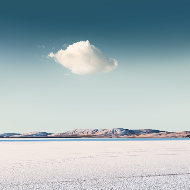 Wolk over een bevroren meer. Prachtig winterlandschap