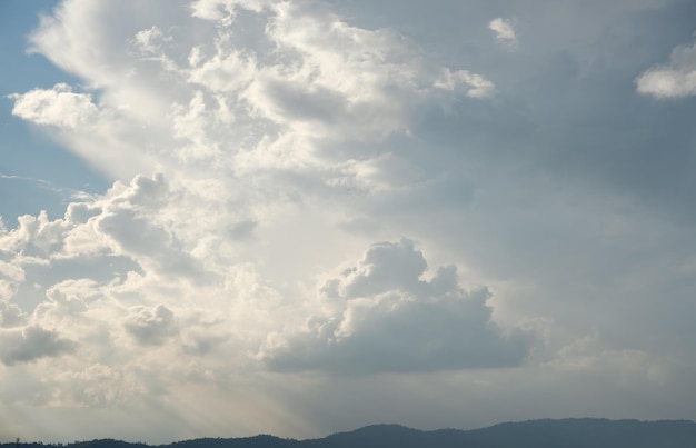 Foto wolk voor regenachtige stormgrijze wolken