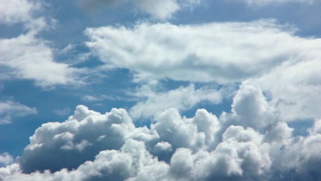 Wolken aan de hemel waar de zon doorheen schijnt