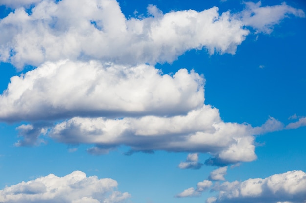 Wolken aan de zonnige hemel